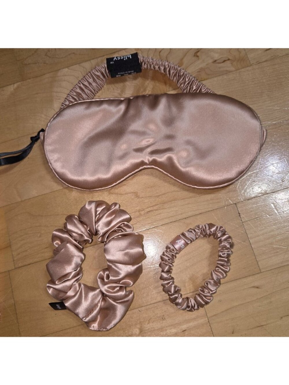 New (No Box) BLISSY 100% mulberry silk Sleep Mask, 2 scrunchies, & Travel Pouch - Picture 4 of 5